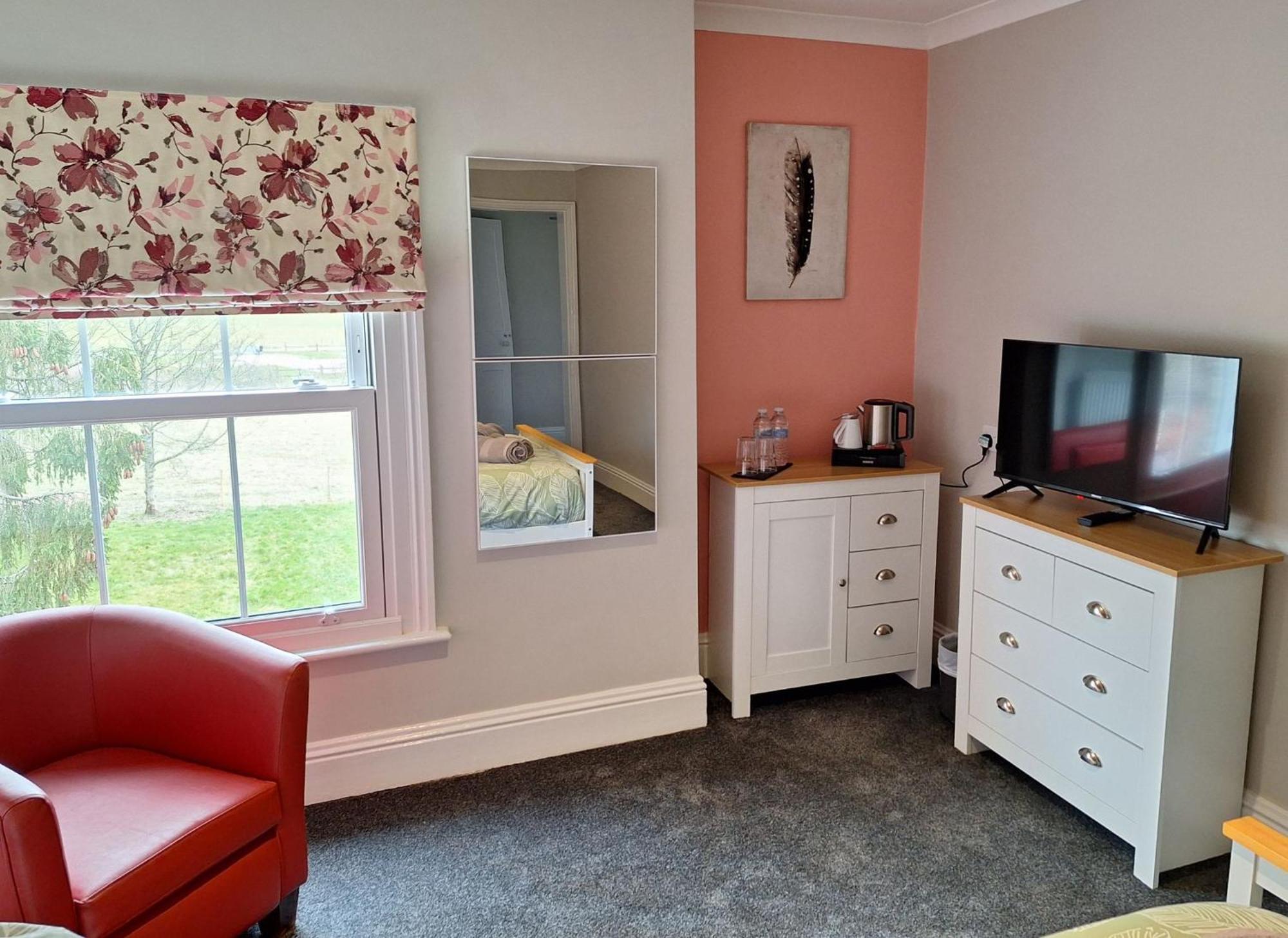 Room In Guest Room - Comfortable Guest Room With A Bath - Guest Room 6 克兰利 外观 照片